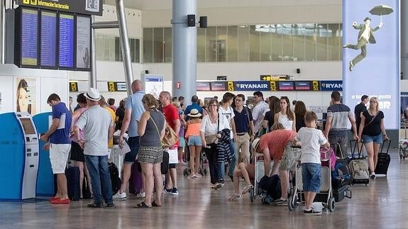 Los viajeros en el aeropuerto de El Altet suben un 21%