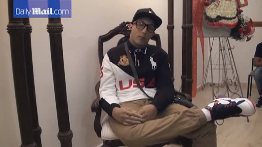 Amortajan a un cadáver sentado y con los ojos abiertos para que asista a su funeral