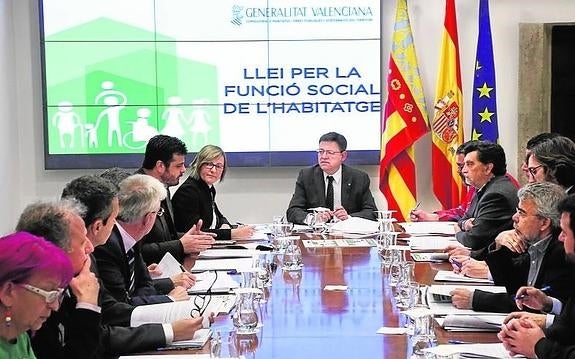 El Consell multará con hasta 30.000 euros a los bancos que no cedan pisos vacíos