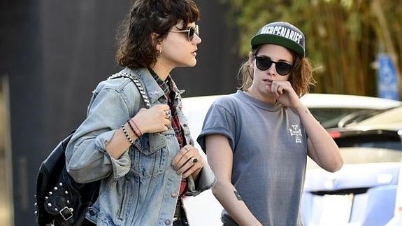 Kristen Stewart, sorprendida por su novia con rosas en el aeropuerto
