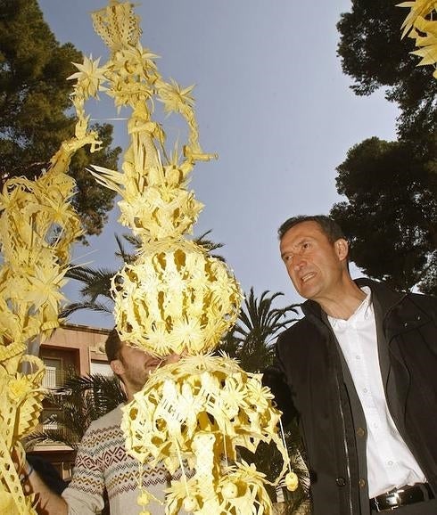 Las palmas blancas de Domingo de Ramos parten hacia el Papa y la Casa Real