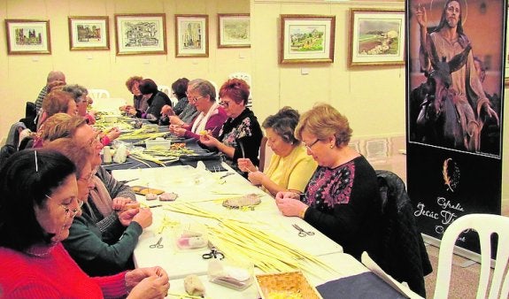 Jesús Triunfante de Crevillent convertirá en alimentos las palmas hechas en su taller
