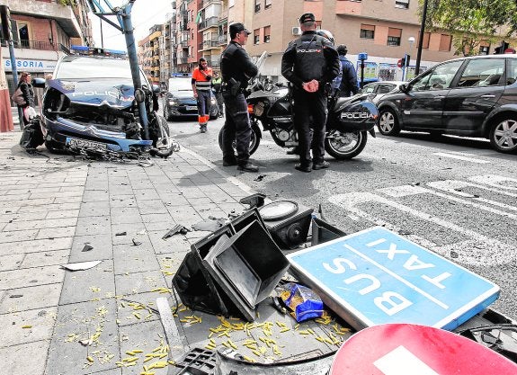 Cuatro heridos al chocar un coche patrulla y un turismo en Alicante