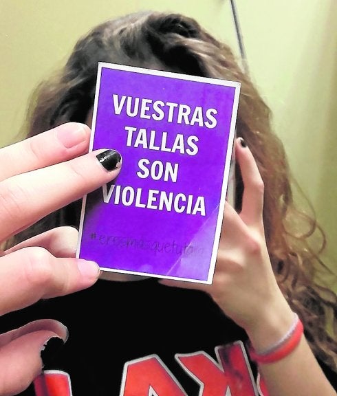 Guerra de pegatinas en Alicante contra la 'tiranía' de la moda