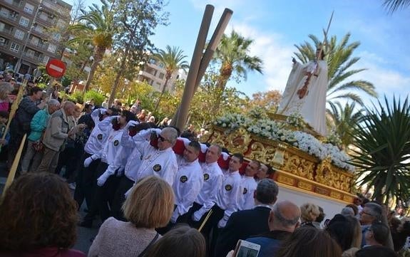Centenares de torrevejenses arropan en la calle el paso de 'La Burrica' y San Juan