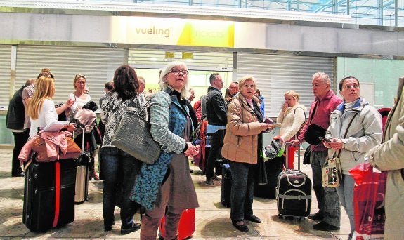 Tensión en El Altet por la cancelación de vuelos tras los atentados de Bruselas