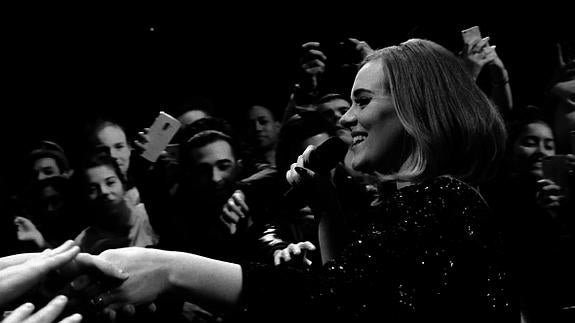 Adele se solidariza con las víctimas de los atentados de Bruselas durante su concierto en Londres