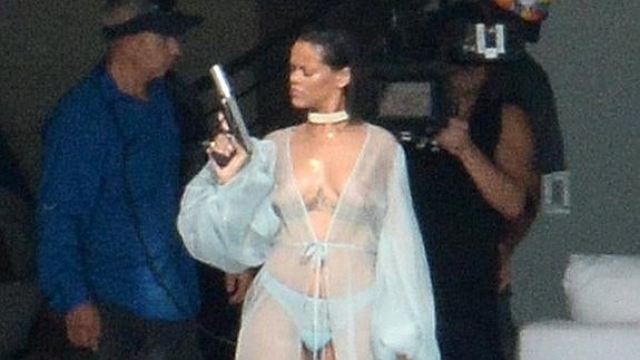 Rihanna, en top-less y con transparencias, graba su próximo video