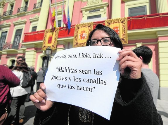 Los murcianos condenan en silencio los brutales atentados de Bruselas