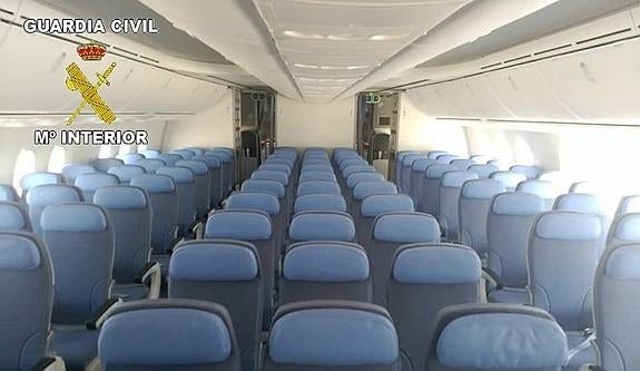 Investigan a cuatro limpiadores de El Altet por apropiarse de objetos olvidados en los aviones