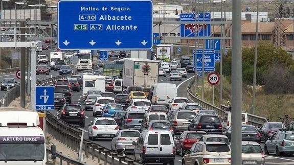 Retenciones de diez kilómetros en la A-7 entre Alicante y Murcia