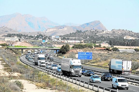 Colas de hasta diez kilómetros en la A-7 entre Alicante y Murcia