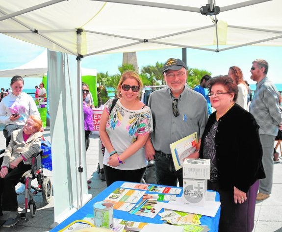 La feria de las ONG congrega junto al Hombre del Mar a una veintena de asociaciones
