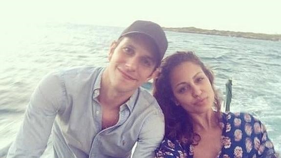 Hiba Abouk disfruta de sus vacaciones junto a un misterioso chico