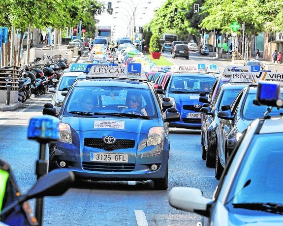 Denuncian demoras de hasta dos meses en Alicante en los exámenes de conducir