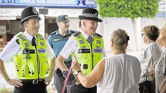 Hosbec y el Gobierno trabajan para que este verano 'bobbies' patrullen en Benidorm