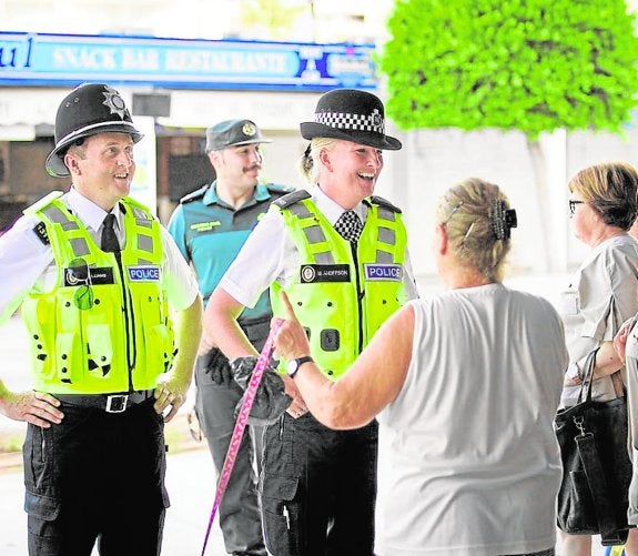 Un protocolo permitirá que 'bobbies' patrullen las calles de Benidorm este verano