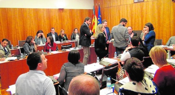 El Pleno aprueba retirar placas de honores a los políticos condenados por corrupción