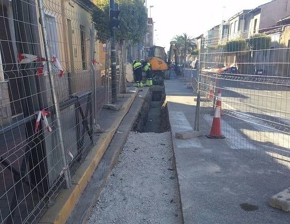 Obras evita filtraciones del alcantarillado en la Avenida Constitución