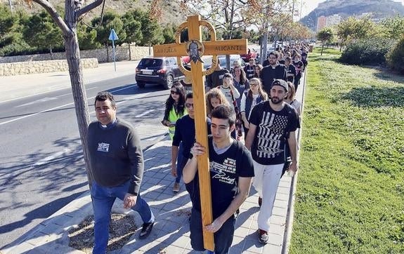 Cientos de jóvenes cristianos abren la Peregrina a Santa Faz