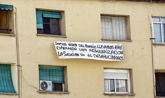 Carteles reivindicativos y concentración en José Antonio contra los desalojos