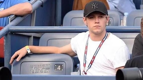 Niall Horan, de One Direction, sale con una interesada de la fama que abandonó a su hijo