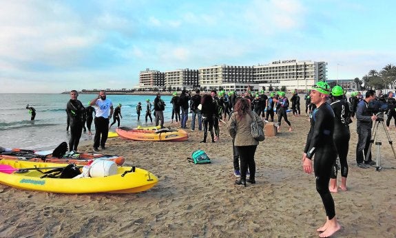 La travesía a nado de Santa Faz congrega a 260 'peregrinos'