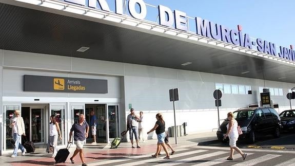 El aeropuerto de San Javier gana un 78,7% de pasajeros en marzo con respecto a 2015