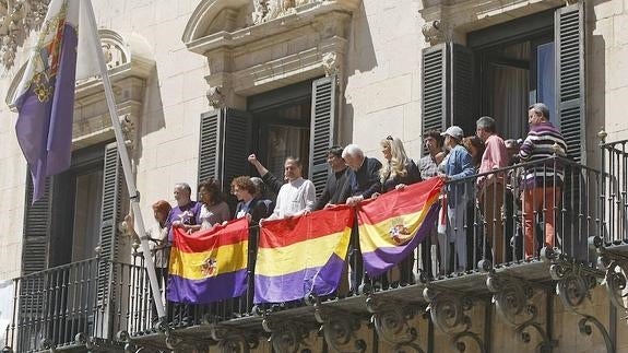 Guanyar exhibe la bandera tricolor en el balcón del Ayuntamiento