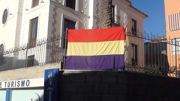 El Ayuntamiento de Moratalla conmemora el 14 de abril colgando la bandera tricolor