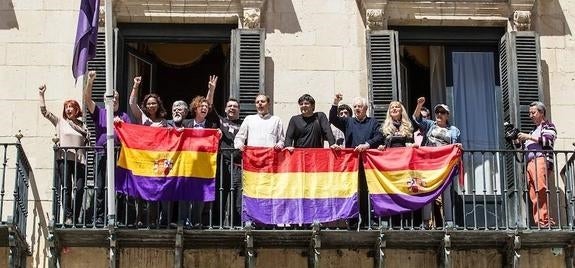 Guanyar burla la prohibición gubernamental y exhibe la bandera republicana