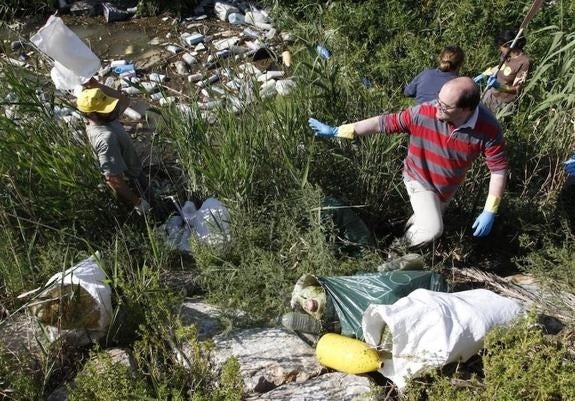 Grupos ecologistas eliminan basura de la desembocadura del río