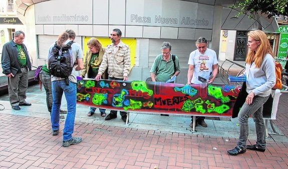 Los ecologistas se concentran contra el acuario de la Plaza Nueva