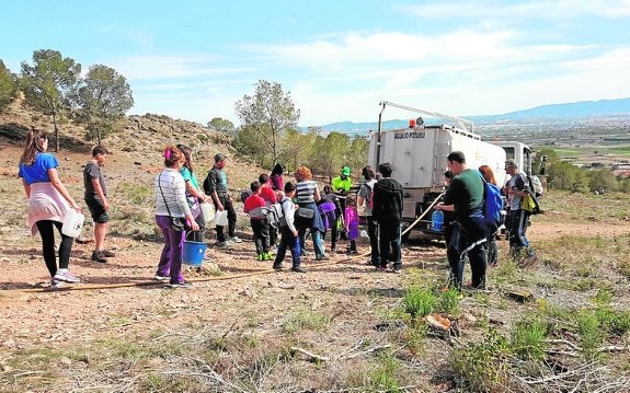 Vecinos de La Aparecida exigen al Consell medidas para recuperar la sierra