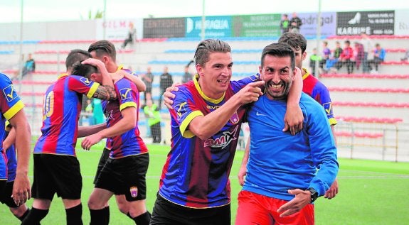 Carlitos noquea al líder y hace soñar al Eldense con la Copa