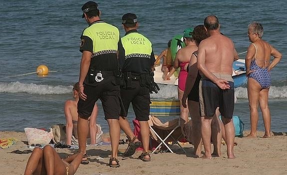 El Ayuntamiento busca a 24 nuevos policías locales para patrullar en las zonas turísticas