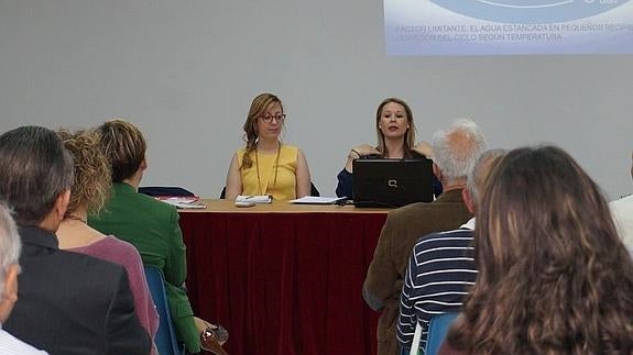 Reunión con los vecinos para informar sobre cómo combatir el mosquito tigre