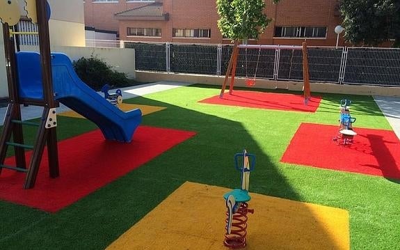 Parques inicia un plan para renovar el pavimento de varios juegos infantiles