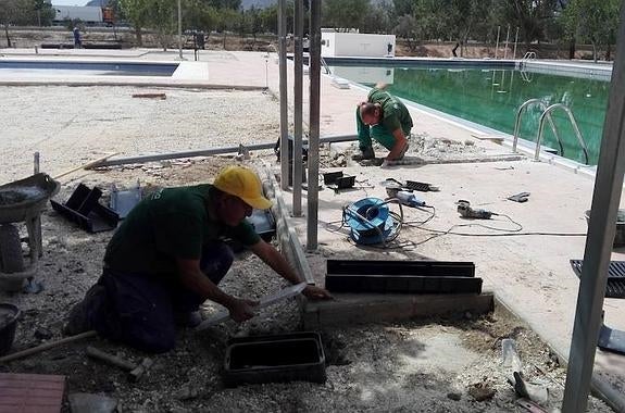 Las piscinas contarán con más zona de esparcimiento el próximo verano