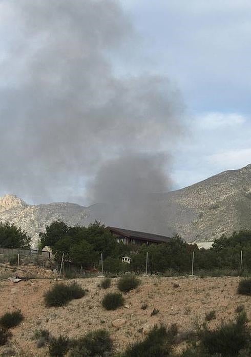 El incendio del vertedero de Proambiente sigue vivo un día después