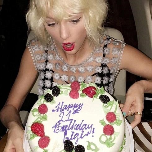 Gigi Hadid recibe en su cumpleaños una cena en un jet privado con Taylor Swift
