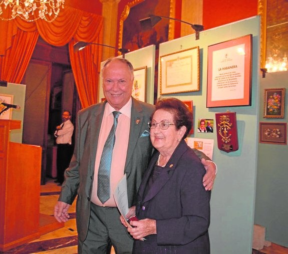 El Casino reconoce la labor de Mari Paz Andréu en la difusión de la cultura local