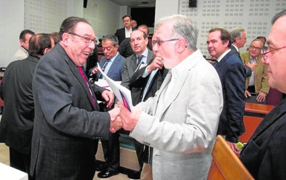 El Pleno de la Cámara arropa por unanimidad a Garrigós tras la multa de la CNMC al turrón