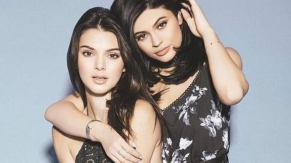 Kendall Jenner y Kylie Jenner se intercambian coches de lujo