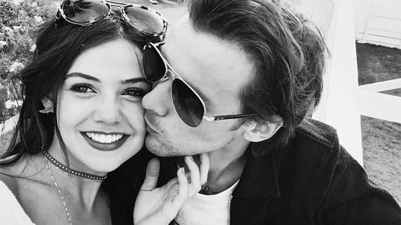 Louis Tomlinson, de One Direction, comparte una foto muy romántica con su novia