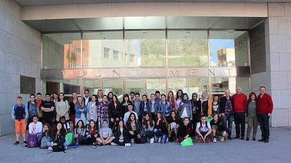 El ayuntamiento recibe a 32 estudiantes de secundaria que participan en un programa europeo