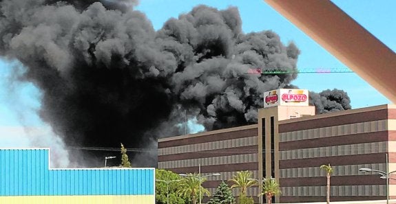 Un incendio en la fábrica de ElPozo obliga a desalojar a 1.500 empleados
