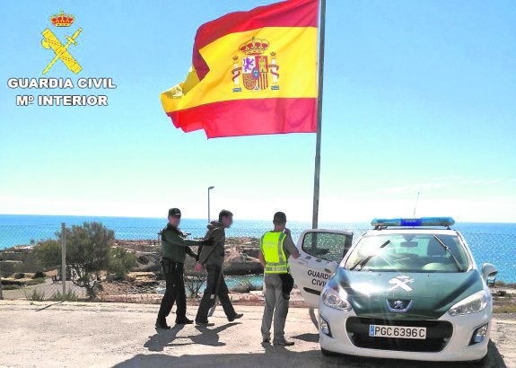 Prisión para un ladrón que encañonó a los agentes en su huida en El Campello