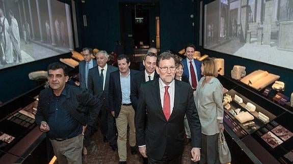 El Presidente del Gobierno en funciones repasa la 'herencia romana' en un paseo por el MARQ