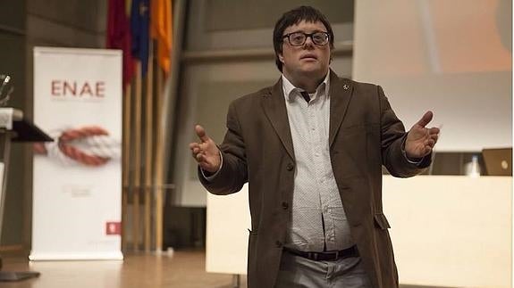 El actor Pablo Pineda rompe las barreras de la discapacidad en el Foro de Empleo de Murcia